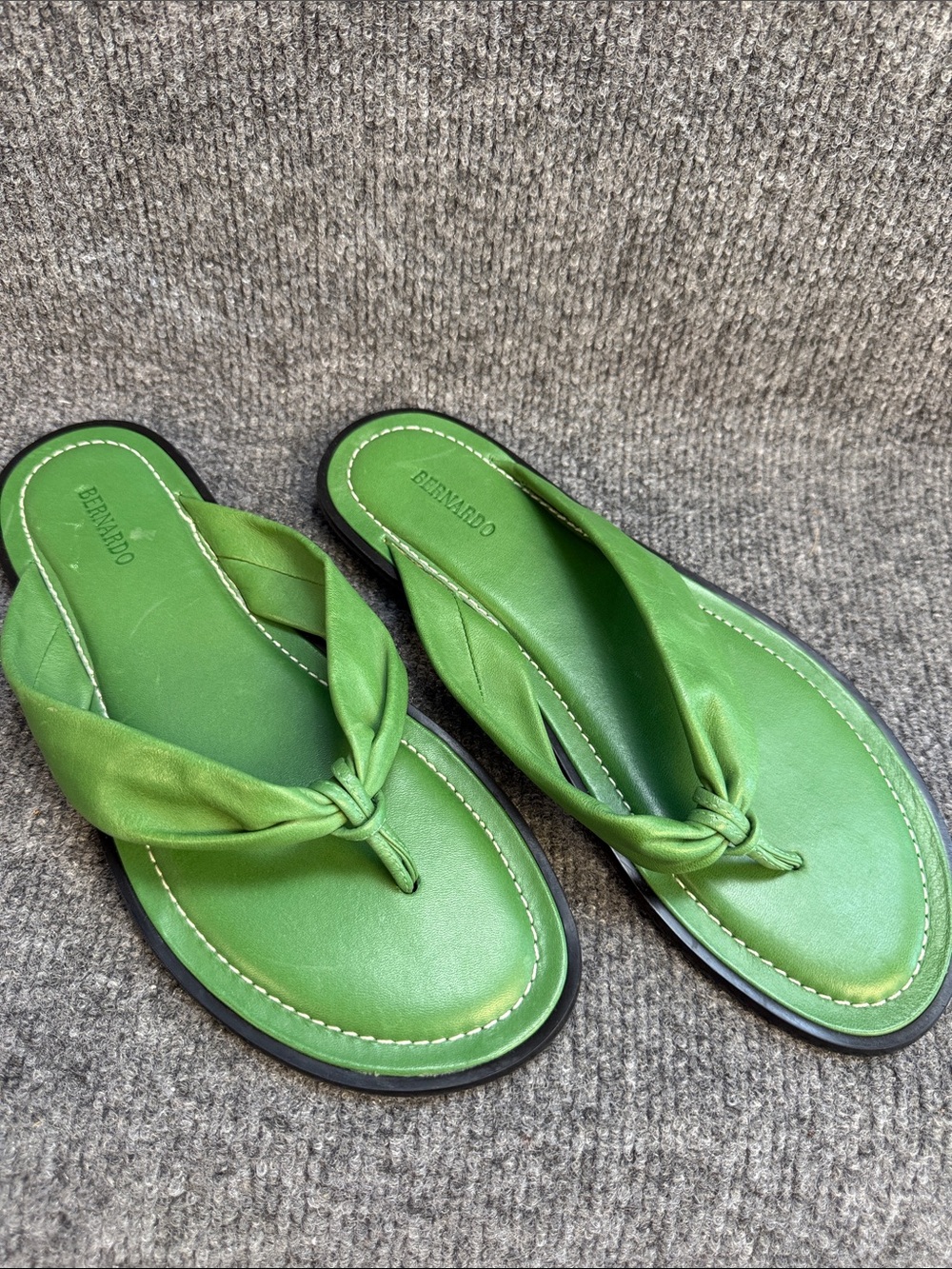 Bernardo Salt Leather Thong Sandals in Lime Green Women’s Size 9 New!